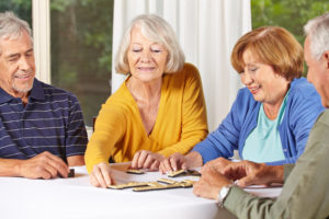 HNO Ärzte helfen Seniorin mit Hörgeräte zu mehr Lebensqualität