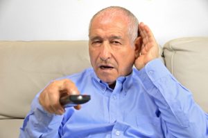 Auch als Senior lässt sich Schwerhörigkeit durch ein gutes Hörgerät einschränken.