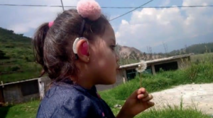 Kinder der dritten Welt freuen sich über "Hilfe für kleine Ohren"
