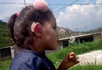 Kinder der dritten Welt freuen sich über "Hilfe für kleine Ohren"